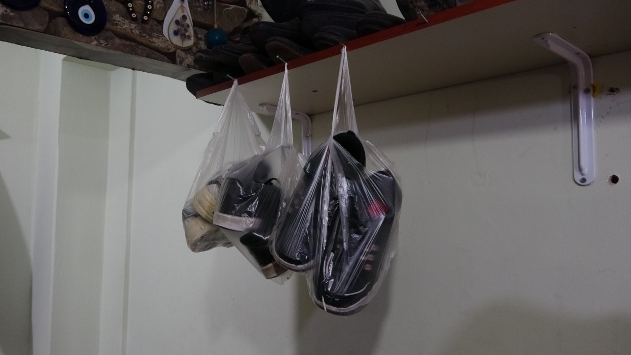 Askıda ayakkabı uygulamasıyla ihtiyaç sahiplerine ayakkabı ulaştırıyor