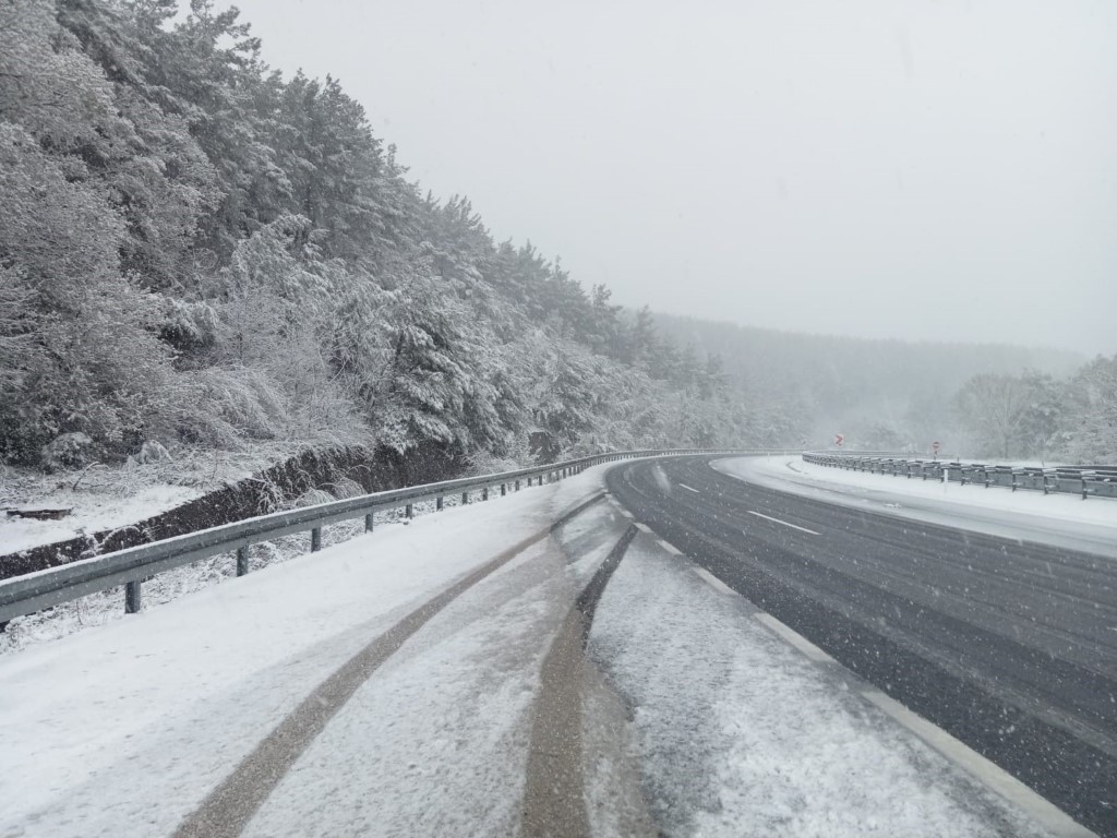 Çanakkale-İstanbul yolunda kar yağışı etkili oluyor