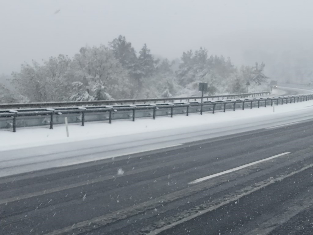 Çanakkale-İstanbul yolunda kar yağışı etkili oluyor