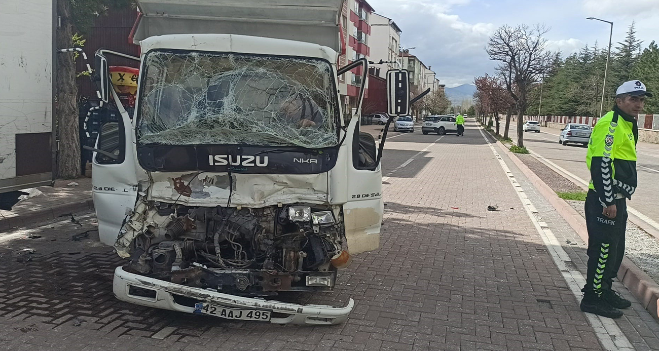 Nöbet geçirince park halindeki araçlara çarptı: Sürücü hayatını kaybetti