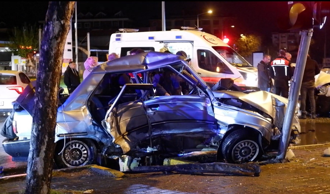 Yayaların ölümden kıl payı kurtulduğu, aracın hurdaya döndüğü kaza kamerada