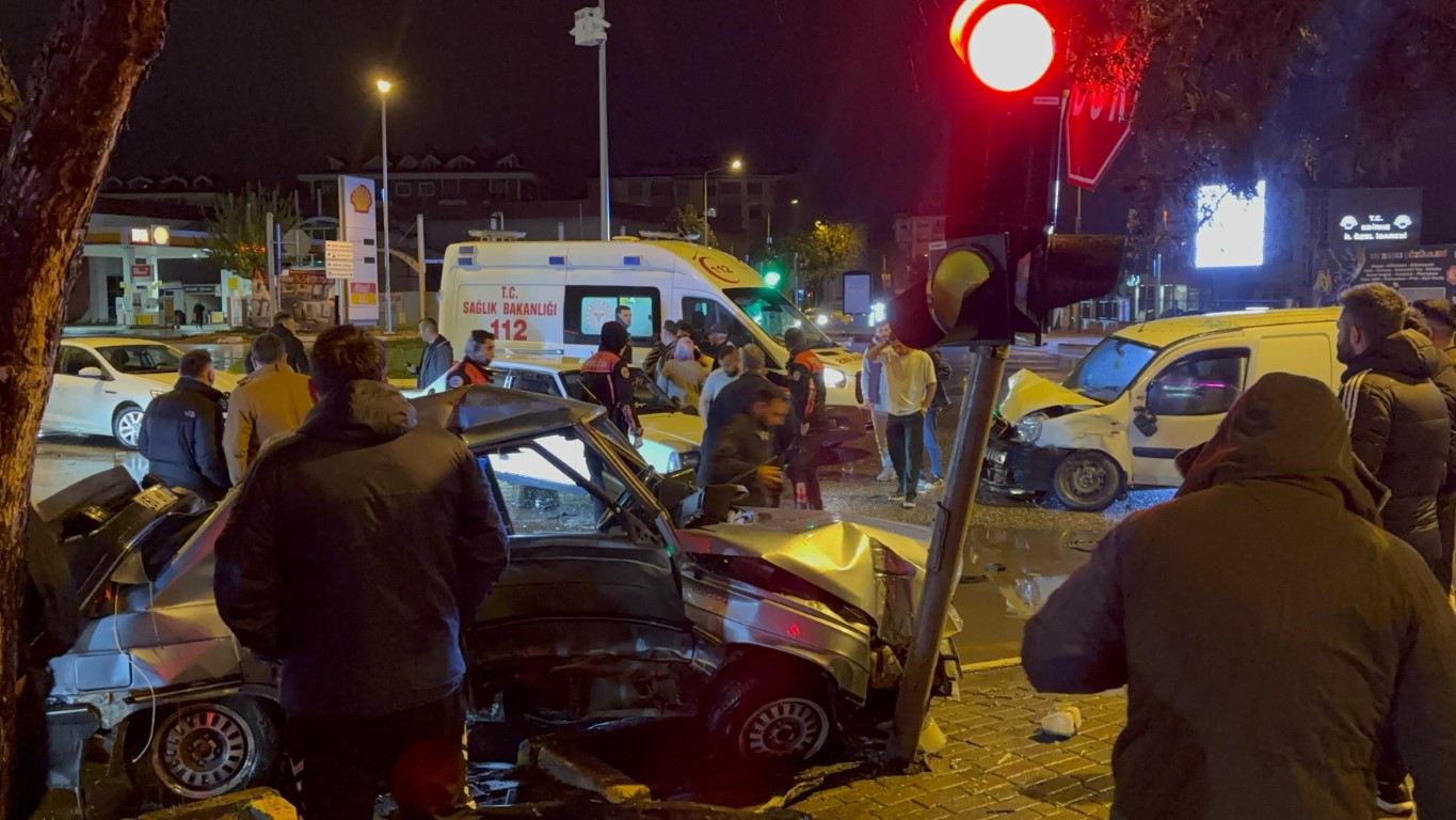 Yayaların ölümden kıl payı kurtulduğu, aracın hurdaya döndüğü kaza kamerada