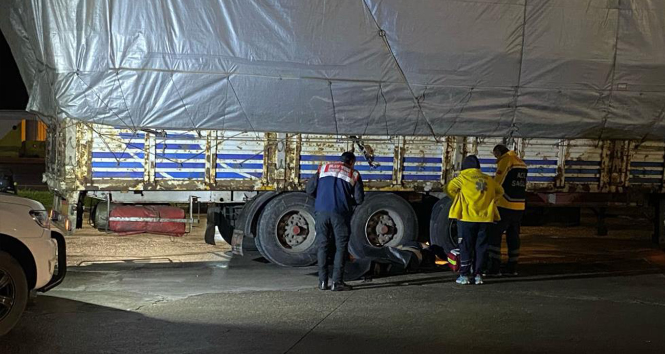 Arızalanan tırı tamir etmek için altına girdi, lastiğin altında kalarak hayatını kaybetti