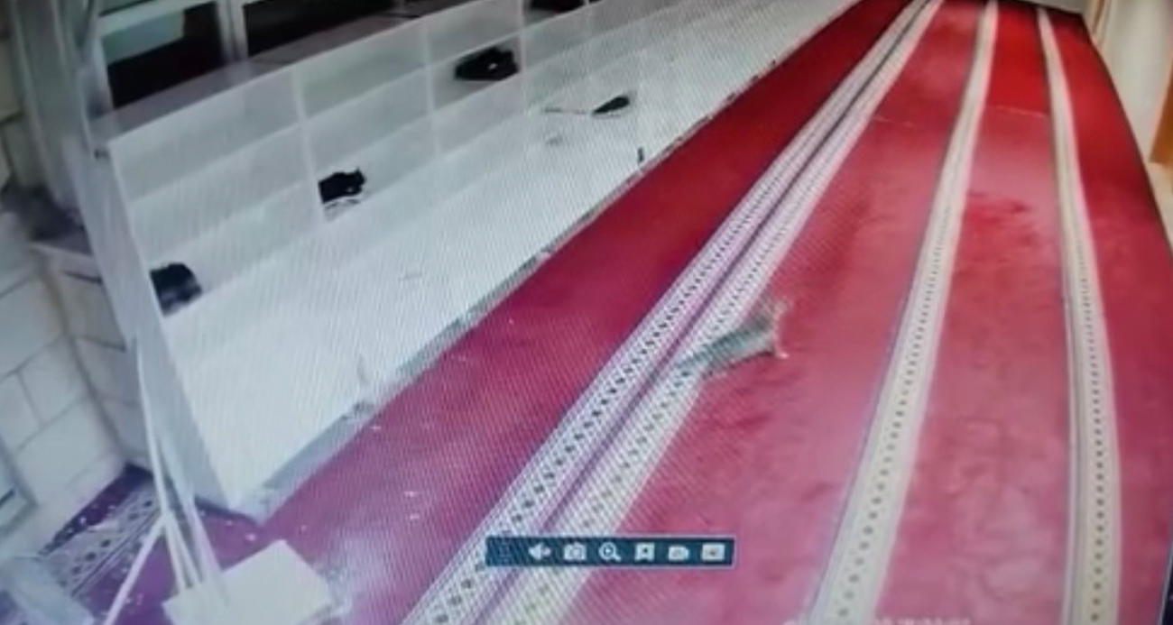 Kedinin caminin asma tavanını yıkarak aşağı düştüğü anlar kamerada