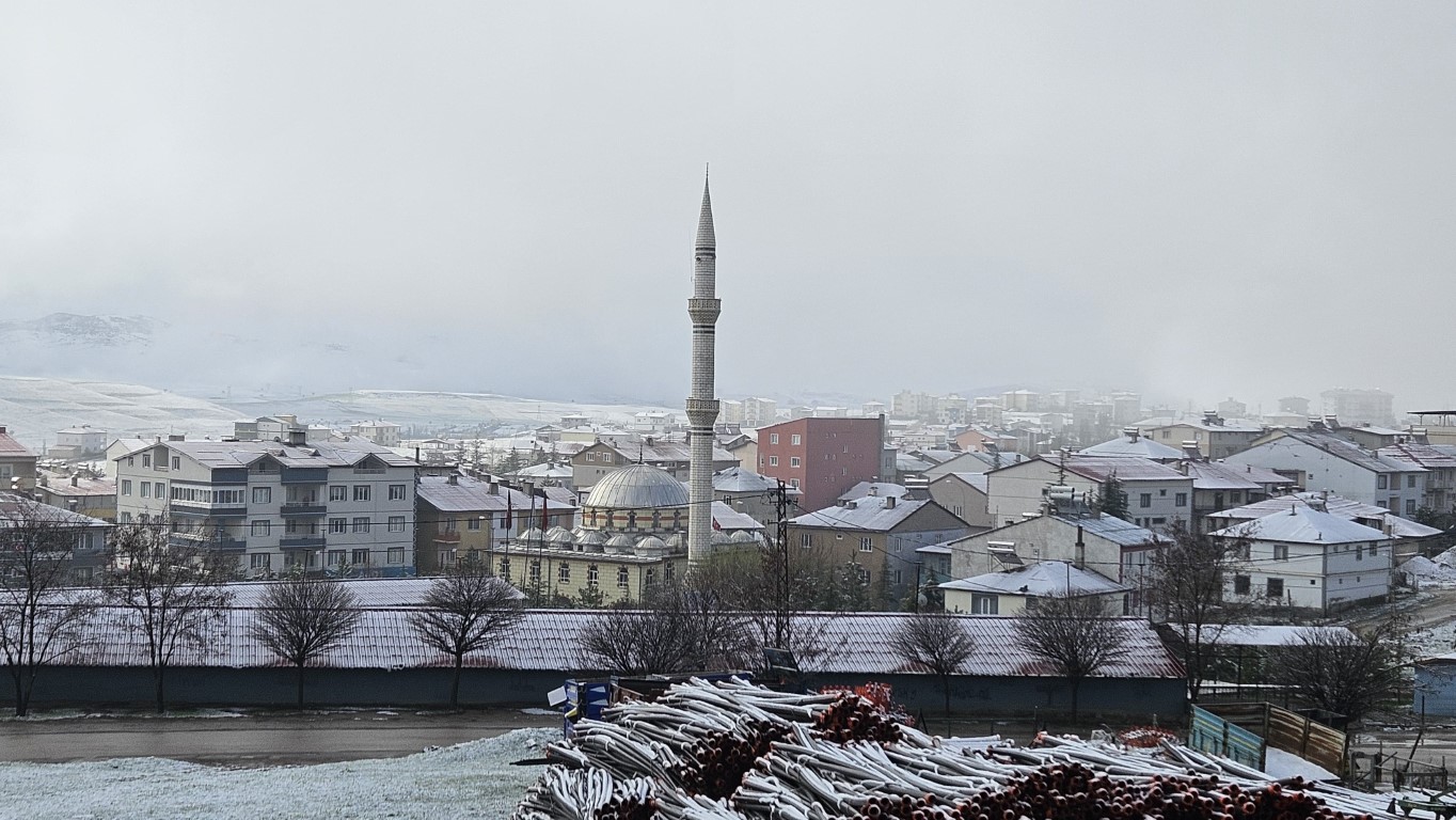 Adana’ya nisanda kar yağdı