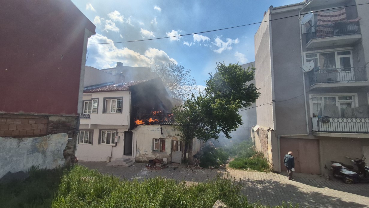 Tekirdağ’da ev alev alev yandı: Kullanılamaz hale geldi