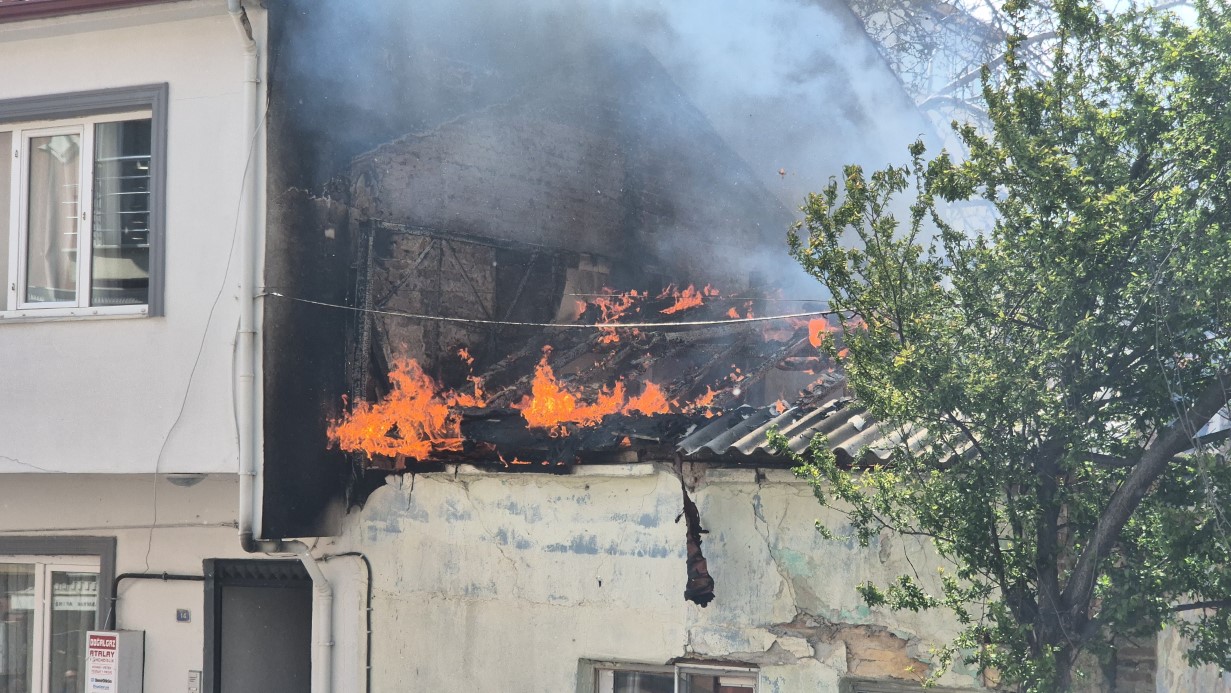 Tekirdağ’da ev alev alev yandı: Kullanılamaz hale geldi