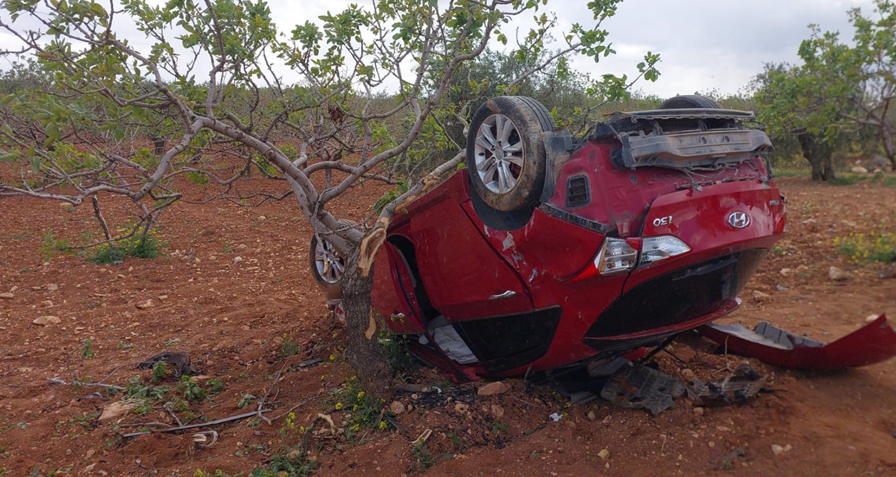 Lastiği patlayan otomobil fıstık bahçesine uçtu: 1 ölü, 2 yaralı