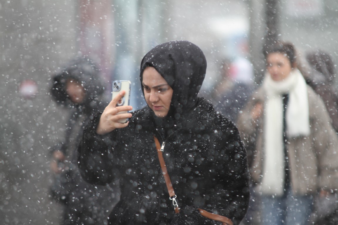 Nisan ayında gelen kar Ankaralıları sevindirdi