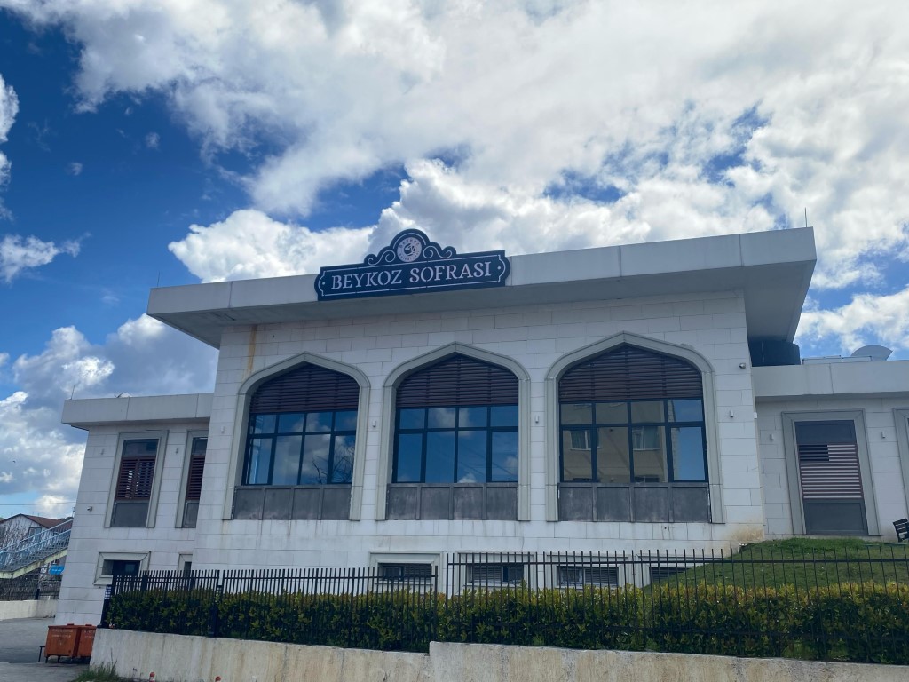 Beykoz Sofrası Beykoz Belediyesi tarafından kapatıldı, vatandaşlar tepki gösterdi