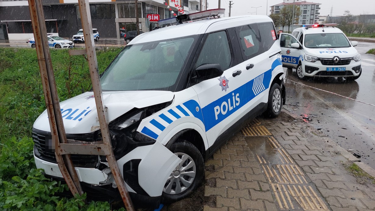 Samsun’da polis aracına minibüs çarptı: 1’i polis 2 yaralı