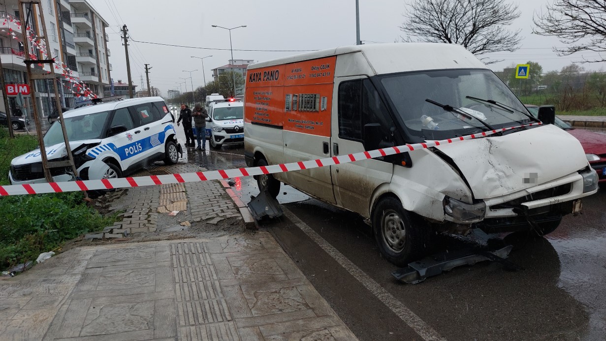 Samsun’da polis aracına minibüs çarptı: 1’i polis 2 yaralı