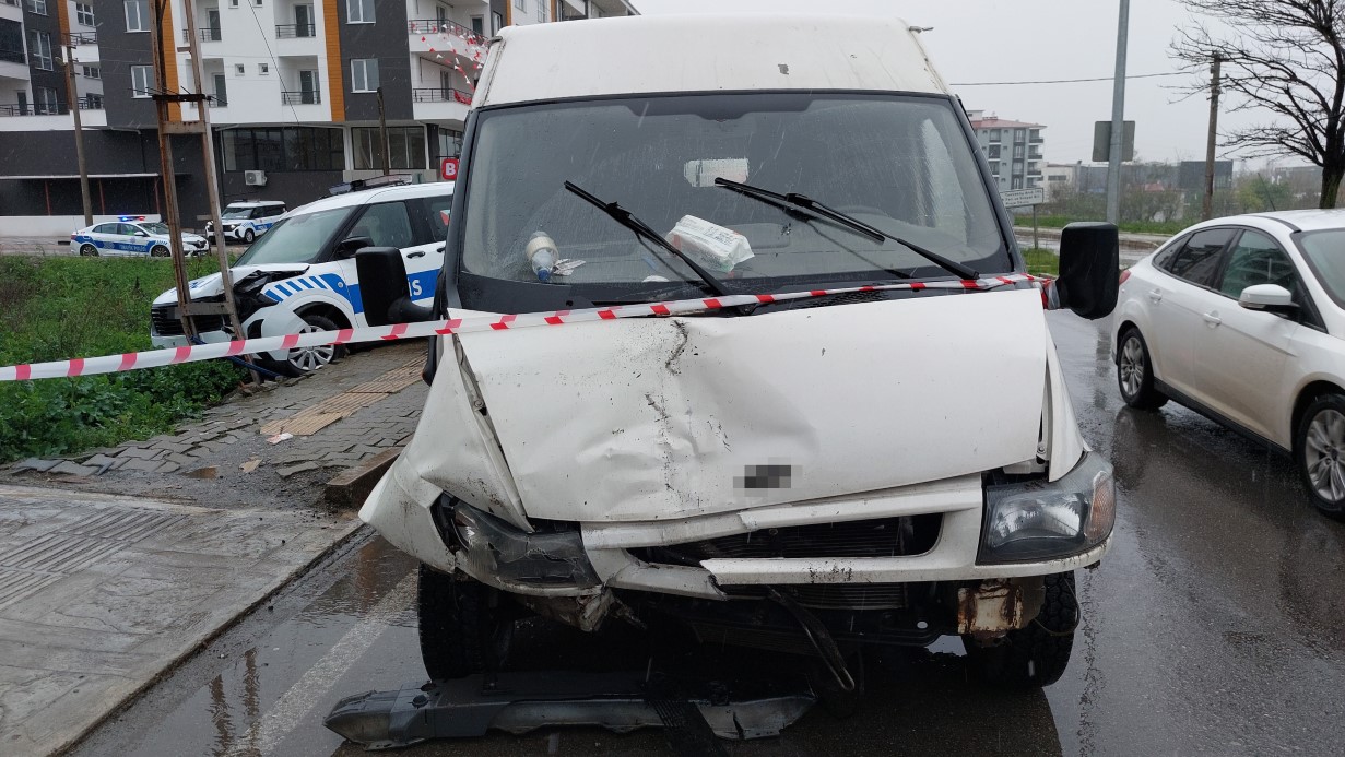 Samsun’da polis aracına minibüs çarptı: 1’i polis 2 yaralı