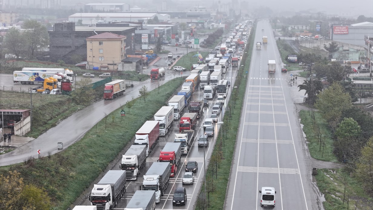 Samsun’da Nisan karı ulaşımı felç etti: 2 kilometrelik tır kuyruğu oluştu