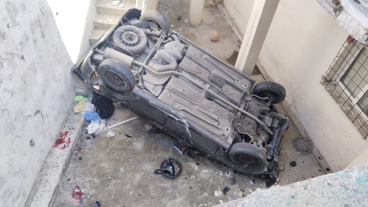 Virajı alamayınca apartman boşluğuna uçtu, o anlar kamerada