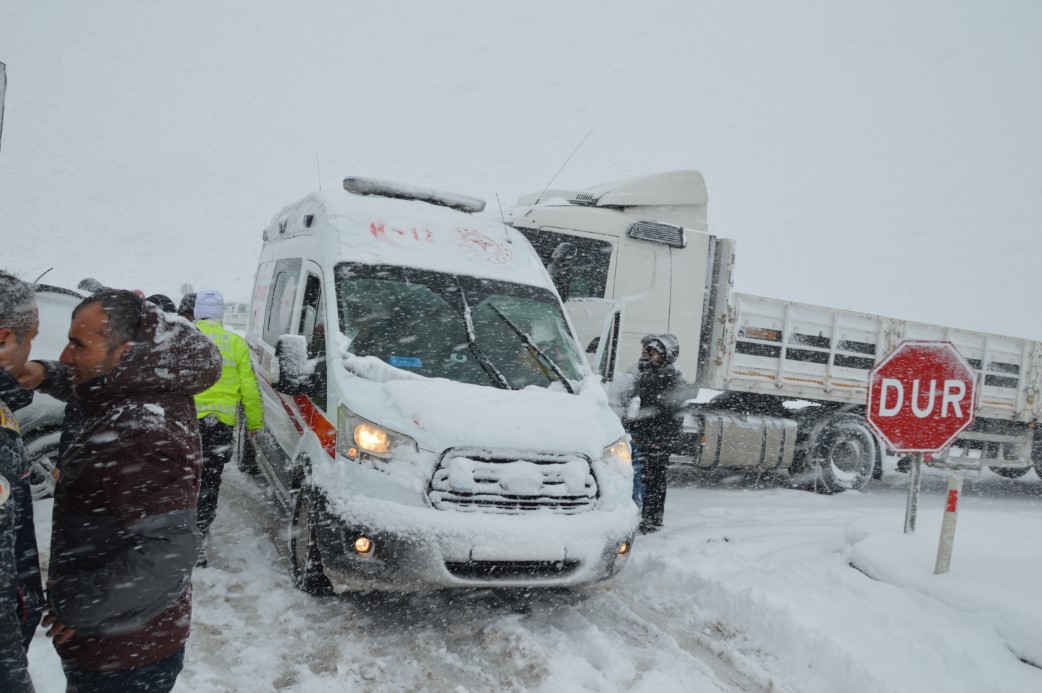 Yoğun kar zincirleme kazalara yol açtı: Toplam 21 araç birbirine girdi, 4 kişi yaralandı