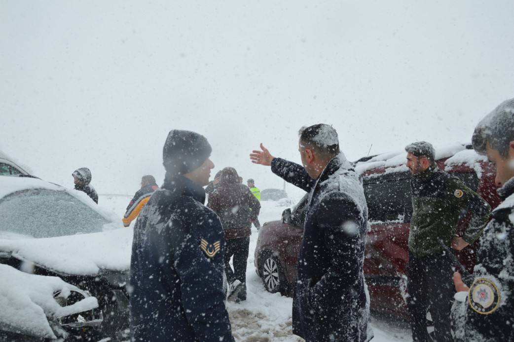 Yoğun kar zincirleme kazalara yol açtı: Toplam 21 araç birbirine girdi, 4 kişi yaralandı