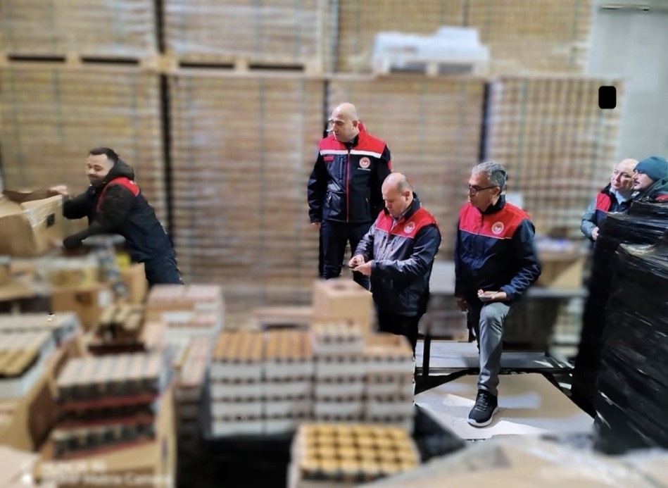 Lüleburgaz’da depo baskını: Yasa dışı üretilmiş 1 milyon 136 bin kutu enerji içeceği ele geçirildi