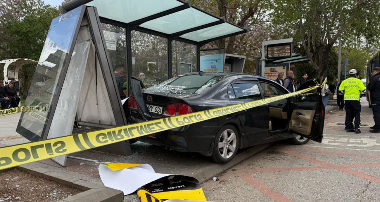 Gaziantep’te kontrolden çıkan otomobil, otobüs durağına daldı: 5 yaralı