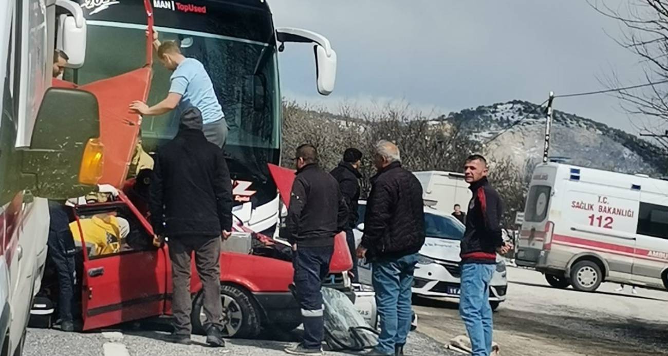 Yolcu otobüsü ile otomobil çarpıştı: 1 ölü, 1 ağır yaralı