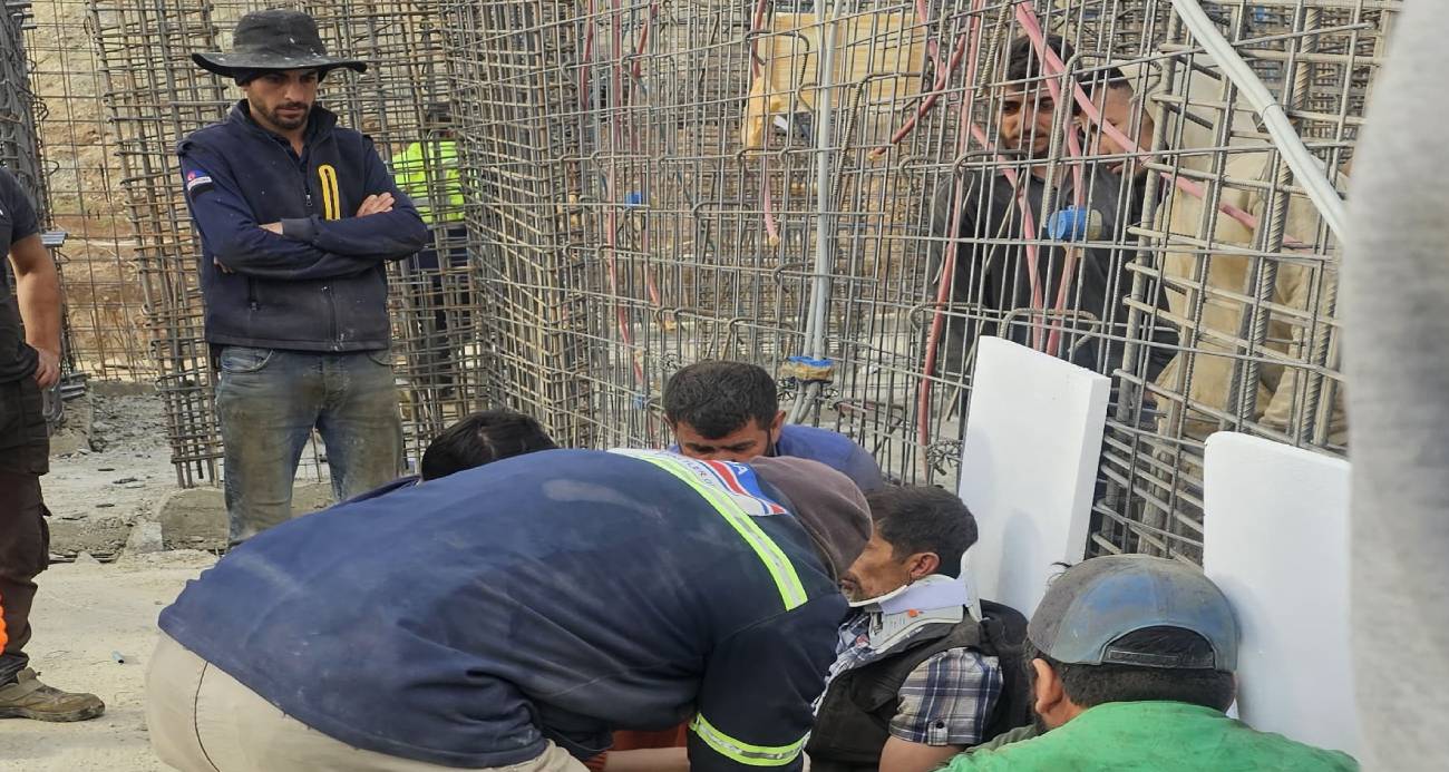 Demir beton kalıbı işçilerin üzerine düştü: 3 yaralı