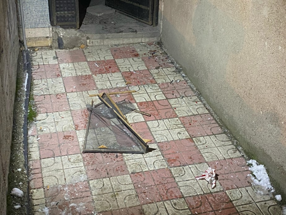 Evinin camına çıktı, etrafa ateş açtı, polise silah doğrulttu