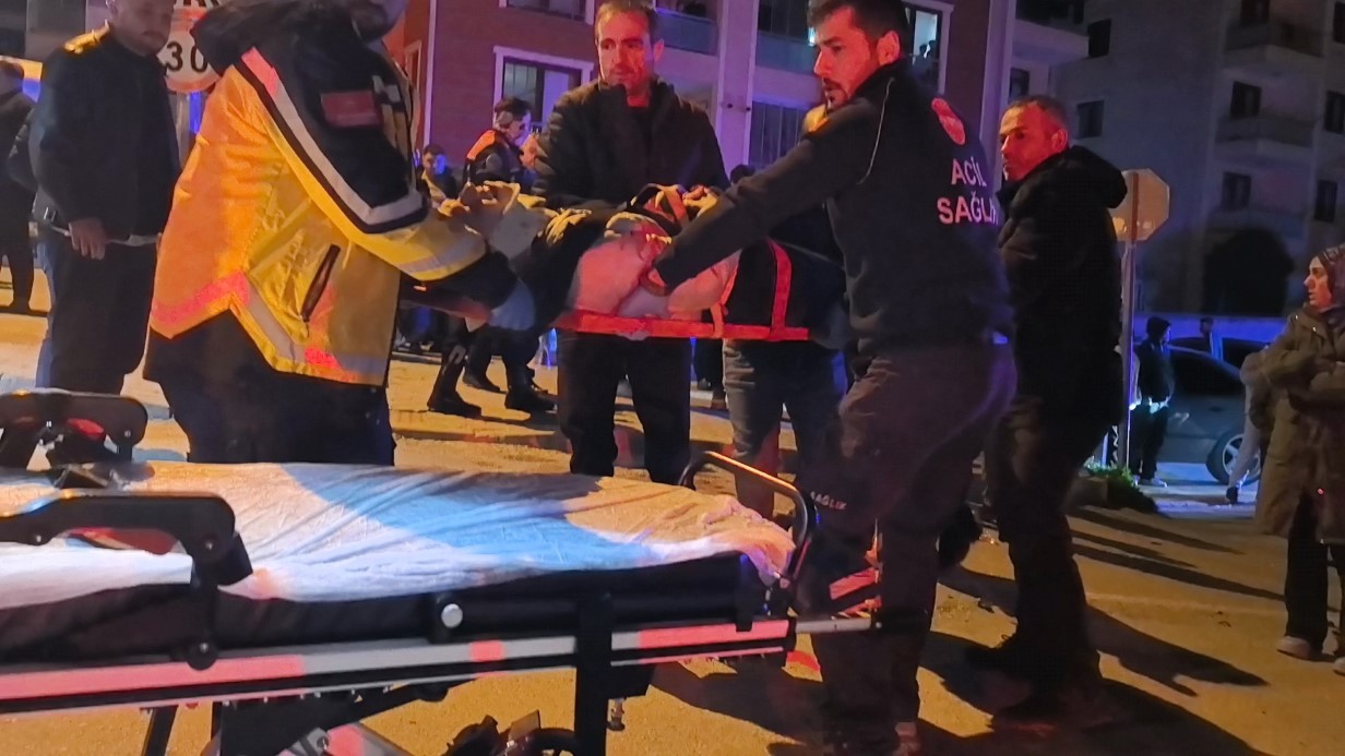 Otomobil ile çarpışan motosiklet sürücüsü ağır yaralandı: Kaza anı kamerada