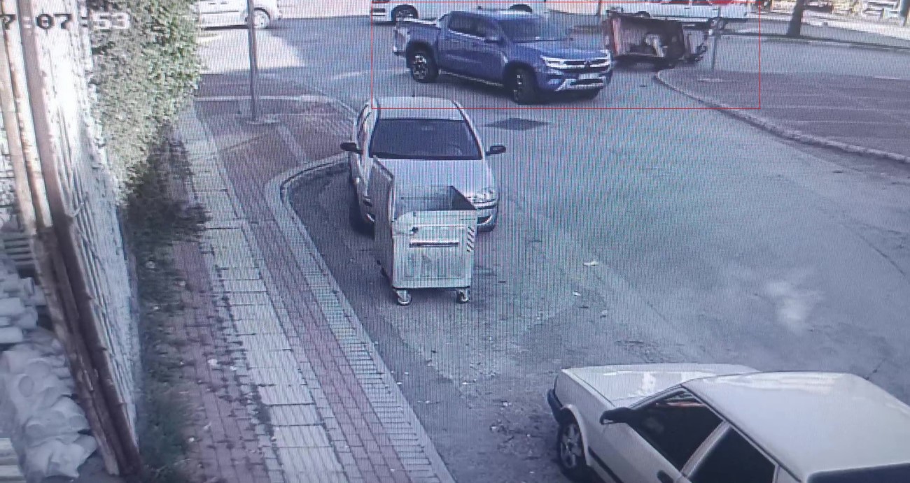 Kamyonetin çarptığı üç tekerli motosikletinin altında kaldı
