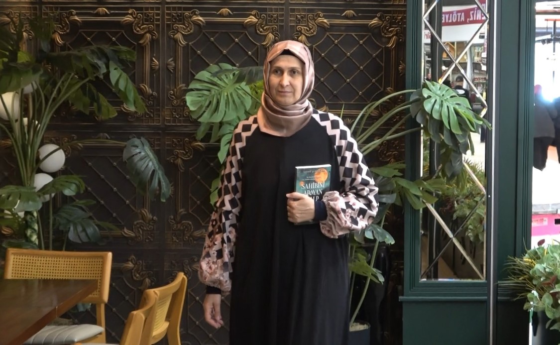 Dışlandığı başörtüsüyle, bugün gençlere yol gösteriyor