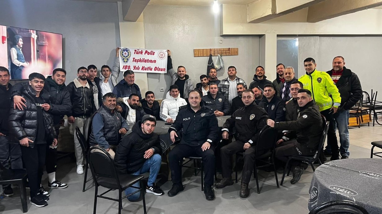 Sandalyeler havada uçuştu, kavga bir anda kutlamaya döndü