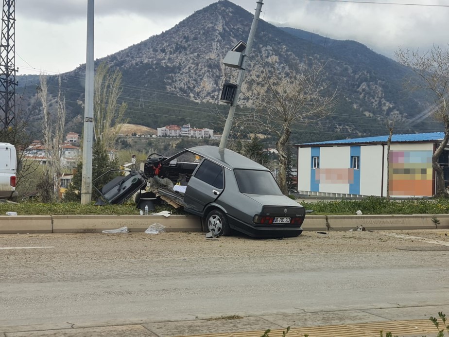 Nallıhan’da feci kaza: Fiat Tofaş araç ikiye bölündü