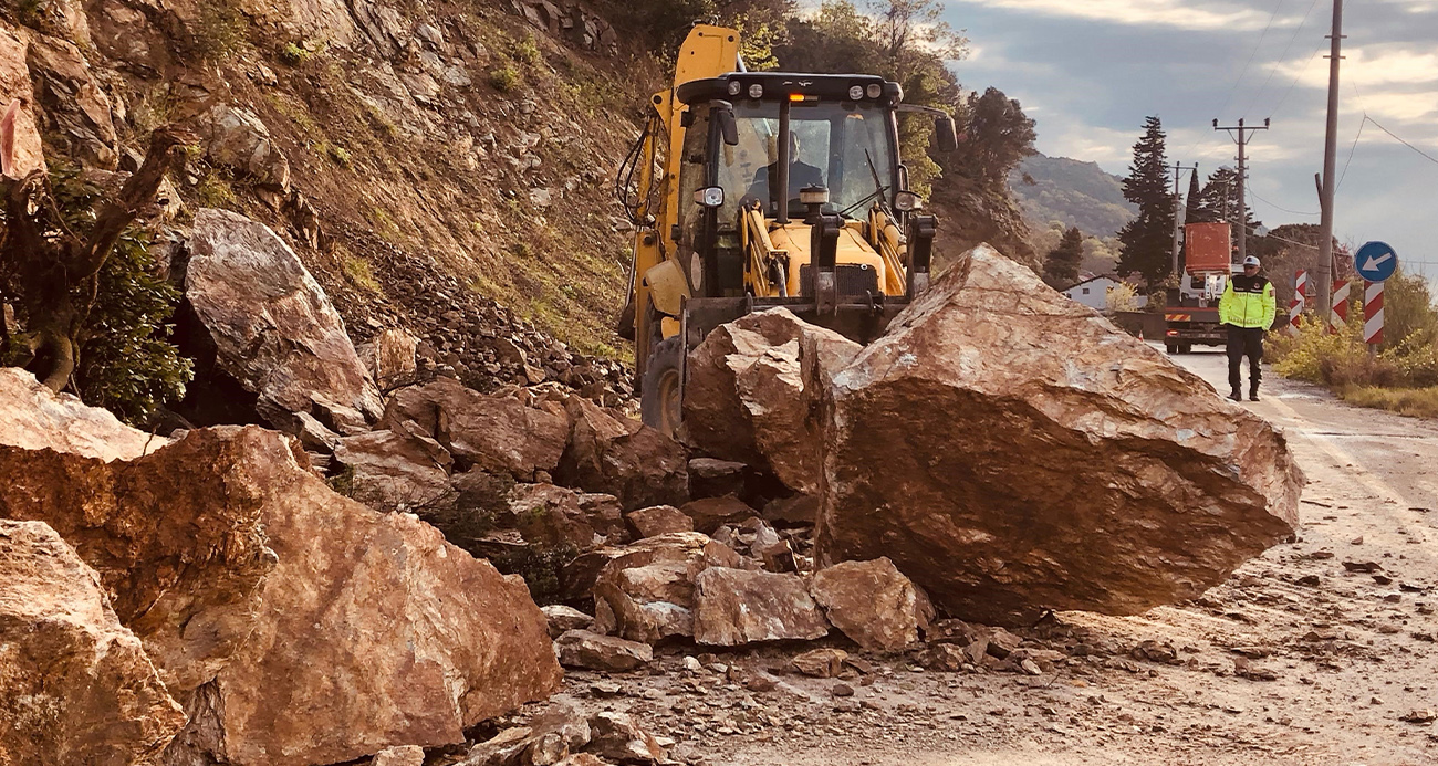 Yalova-Armutlu yolunda toprak kayması