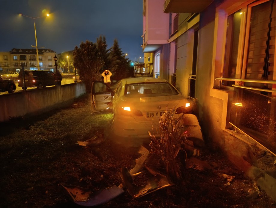 Zincirleme kazada kontrolden çıkan otomobil sitenin bahçesine uçtu: 3 yaralı