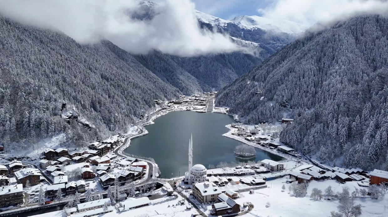 Uzungöl nisan ayında karla kaplandı