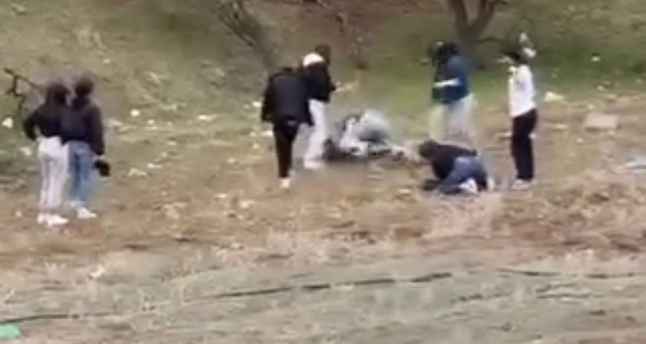 Tekme tokat birbirlerine giren genç kızların kavgası kamerada