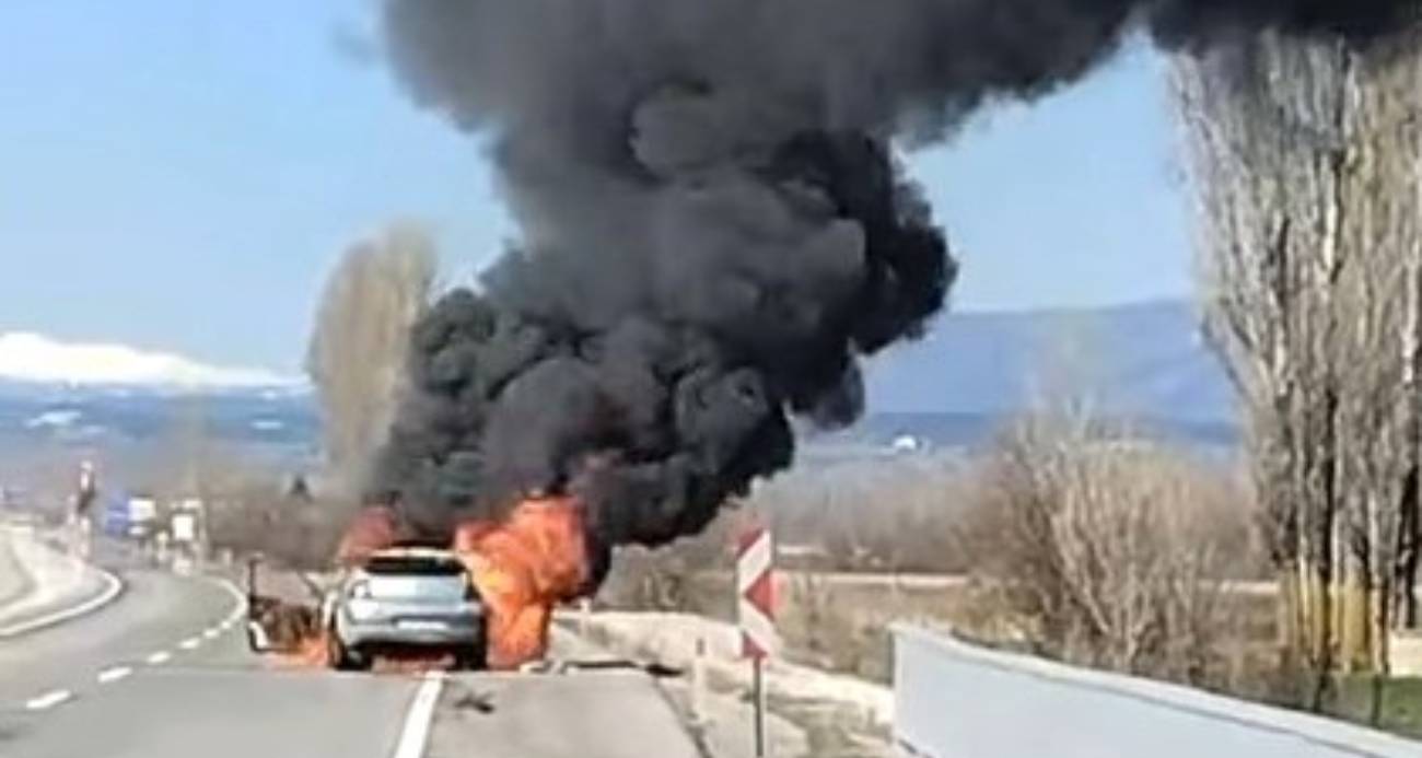 Kütahya’da seyir halindeki otomobil alev alev yandı