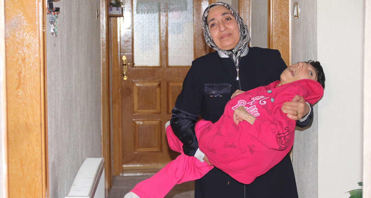 33 yıldır engelli kızına tek başına bakıyor