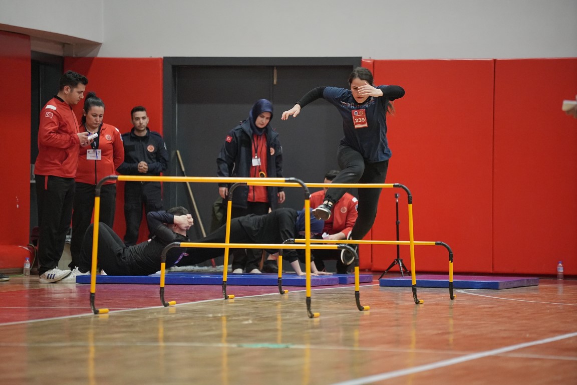 Sanki Survivor.. İtfaiye eri olabilmek için ter döktüler