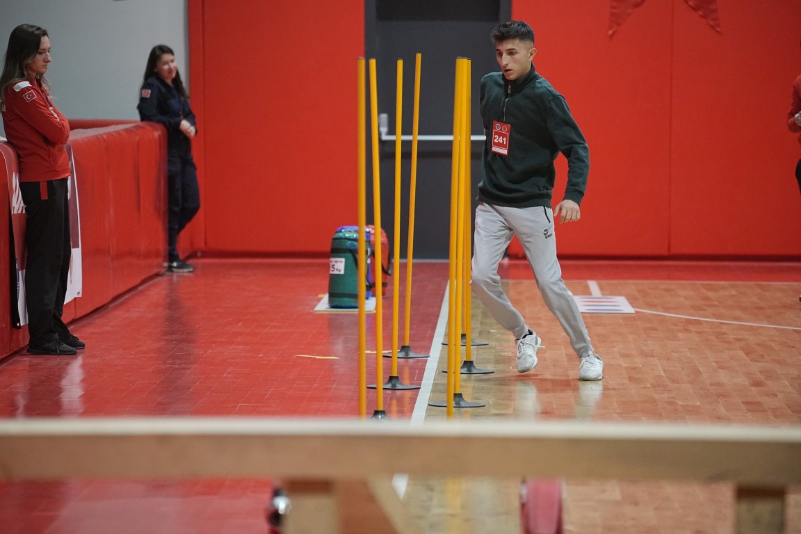 Sanki Survivor.. İtfaiye eri olabilmek için ter döktüler