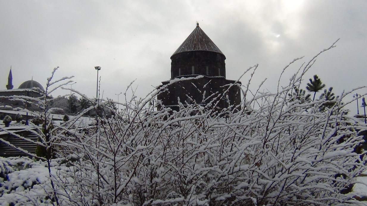 Kars beyaz gelinliğini giydi
