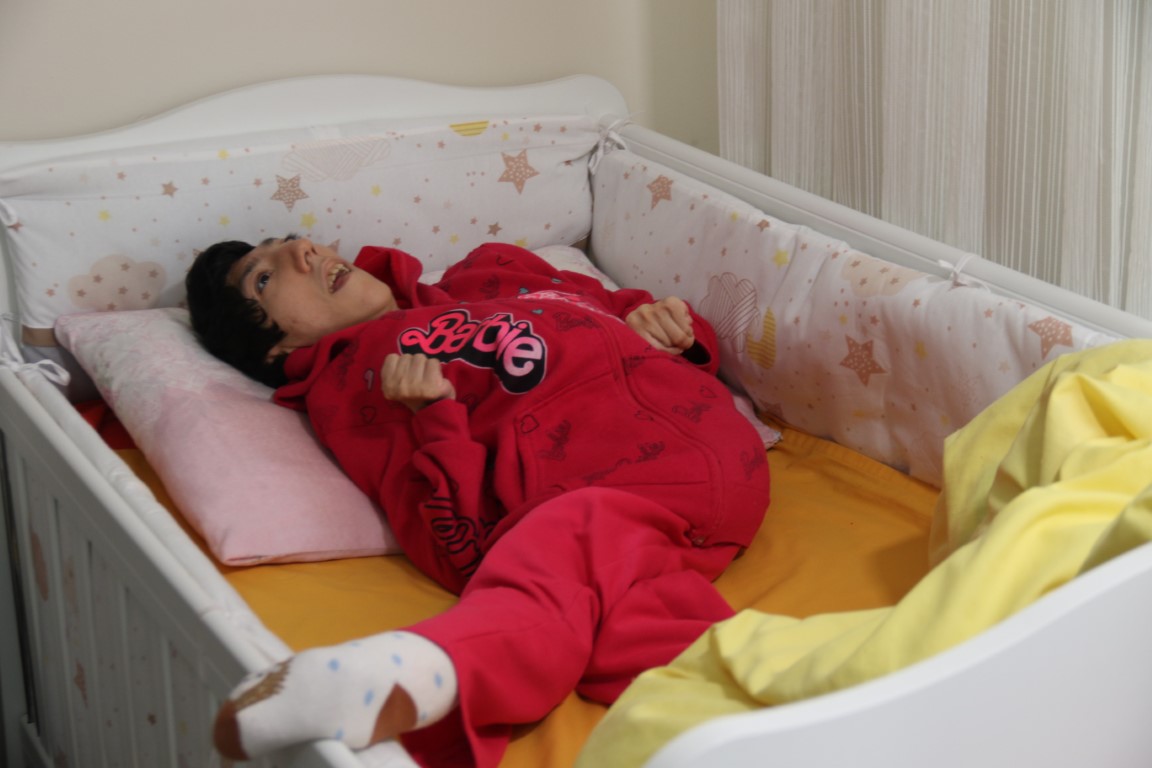 33 yıldır engelli kızına tek başına bakıyor