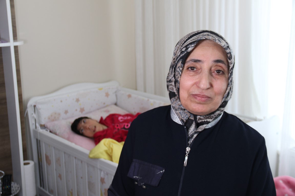 33 yıldır engelli kızına tek başına bakıyor