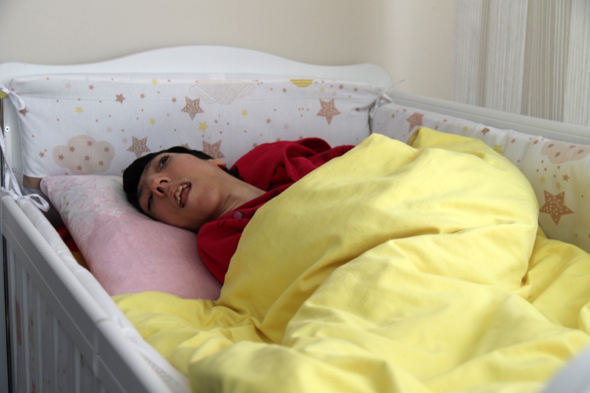 33 yıldır engelli kızına tek başına bakıyor