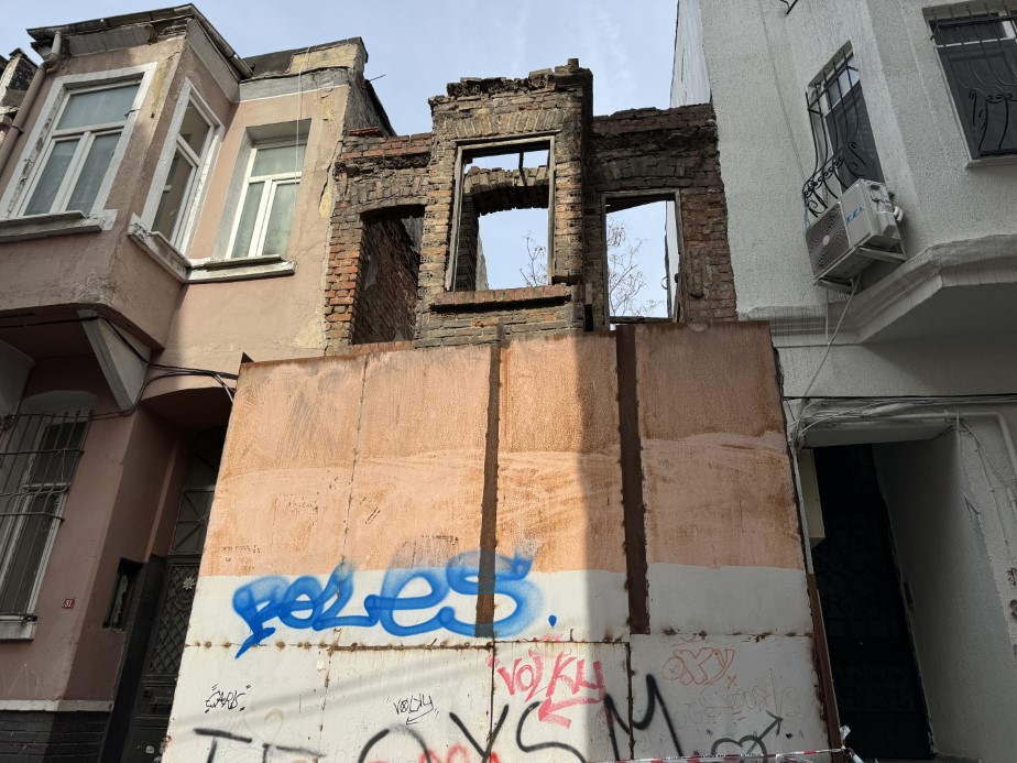 Şişli’de kısmi çökme meydana gelen bina gün ilk ışıklarıyla görüntülendi