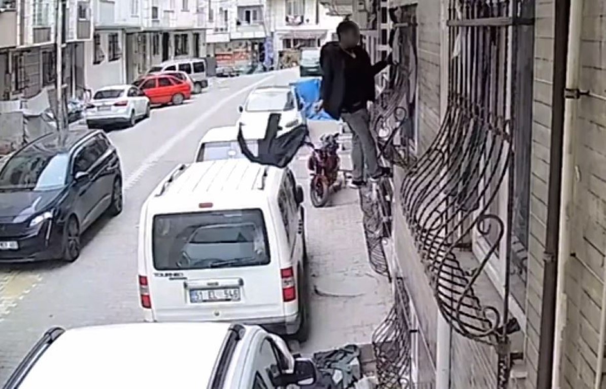 Cama tırmandı, kuruması için asılan çamaşırları çaldı; O anlar kamerada