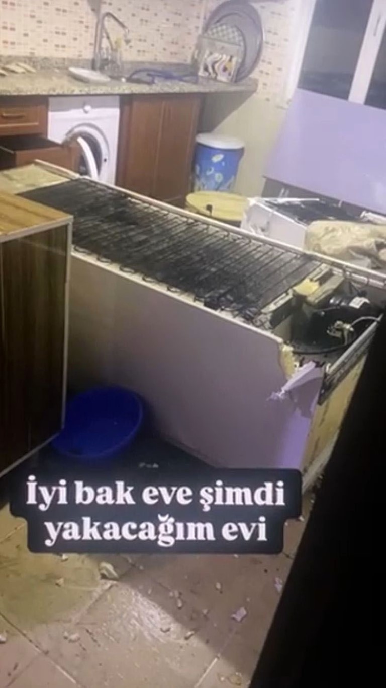 Annesine kızıp evi ateşe verdi, o anları da canlı yayınladı