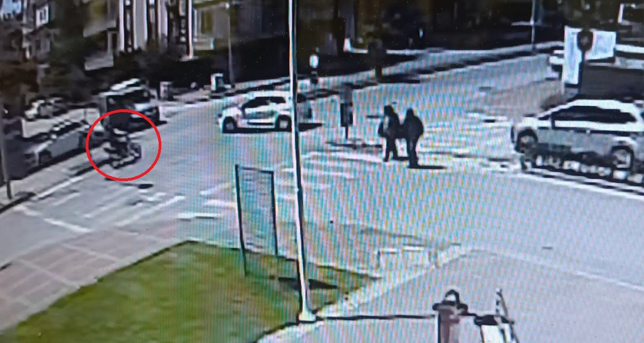 Motosikletin sürücüsü metrelerce sürüklendi