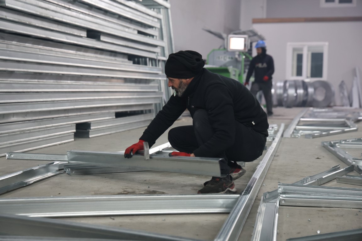 Depremin ardından açtıkları çelik konstrüksiyon fabrikasında 20 kişiye istihdam sağladılar