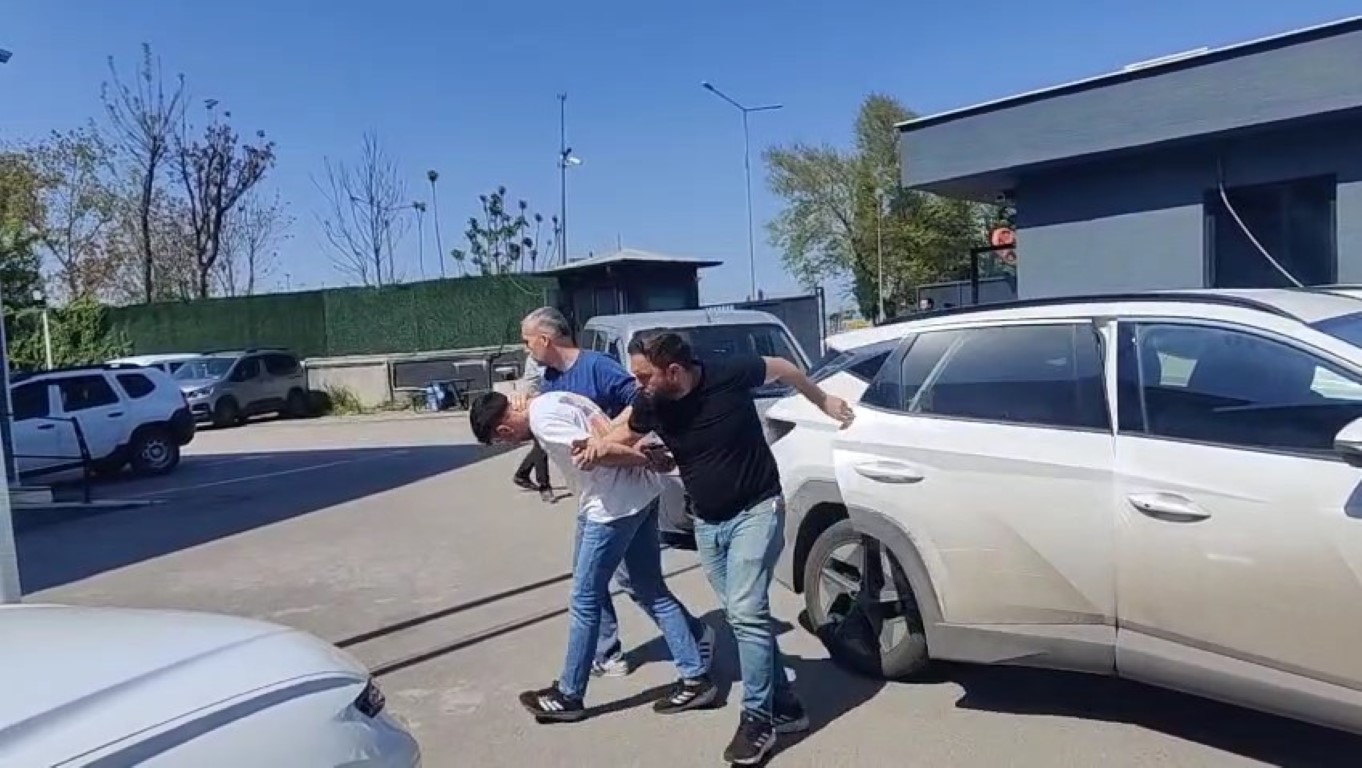 Selam verip girdiği kuyumcuyu soymak için silah çekip böyle ateş açtı