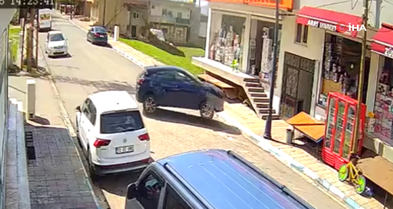 Batman’da kontrolden çıkan otomobil binaya girdi